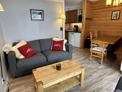 un salon avec un canapé et une table dans l'établissement Appartement familial 5 pers à Méribel, proche pistes - FR-1-355-239, à Les Allues