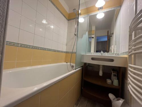 une salle de bain avec une baignoire, un lavabo et un miroir dans l'établissement Appartement familial 5 pers à Méribel, proche pistes - FR-1-355-239, à Les Allues