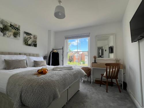 a bedroom with a bed and a desk and a window at The Cosy Corner Leamington Spa, Warwick in Warwick