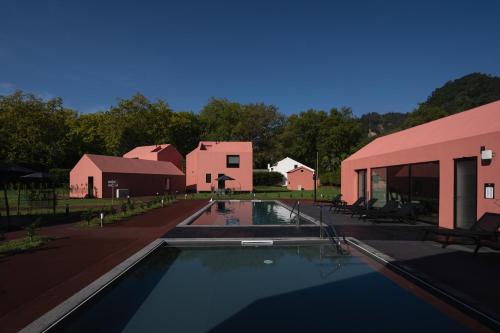 a large swimming pool in front of a building at Canto`s Green Garden, Apartamentos Turísticos & SPA, 4 Estrelas in Furnas