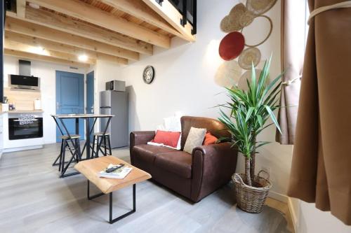 un salon avec un canapé et une table dans l'établissement Le duplex du 71 B, à Niort