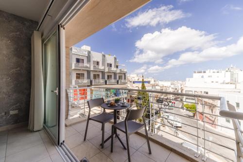 Μπαλκόνι ή βεράντα στο The Pinnacle 3 - 2bed W Indoor Jacuzzi! By Homely