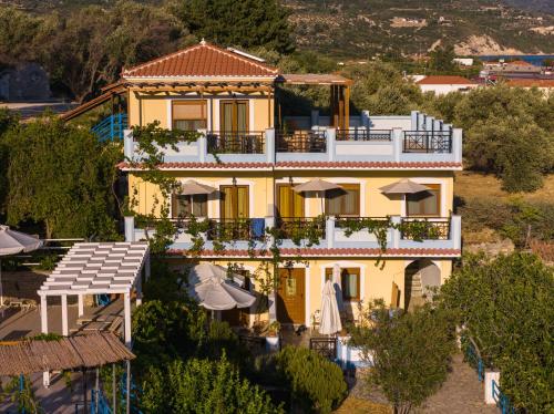 Το κτήριο όπου στεγάζεται  το ξενοδοχείο διαμερισμάτων