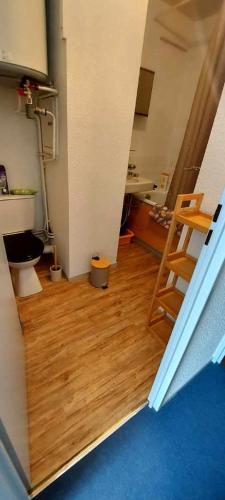 Cette chambre avec vue dispose de parquet. dans l'établissement Appartement au pied des pistes !, à Le Haut-Breda