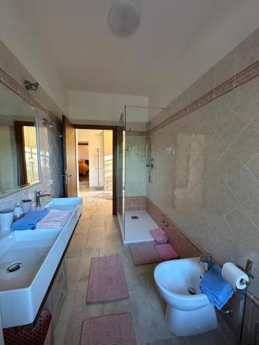 a bathroom with two sinks and a toilet at Villa Ustoma in Sorano