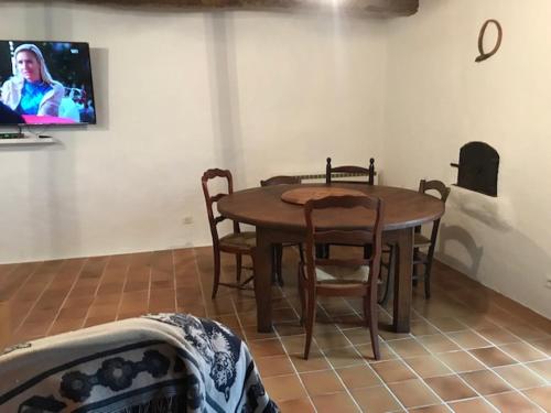 une salle à manger avec une table et des chaises et une télévision dans l'établissement Maison de vacances a la montagne, à Gazost