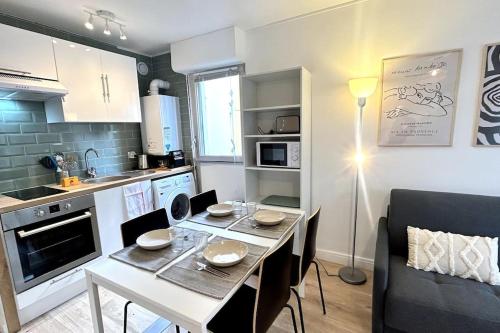 une cuisine avec une table et une salle à manger dans l'établissement 041 - Studio Le château d'ô, Appart 4pers, parking, proche faculté de médecine, à Montpellier