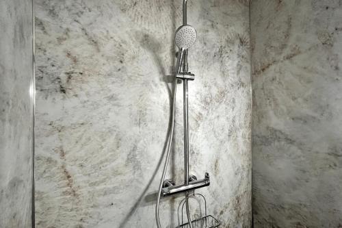 une douche avec pommeau de douche dans une salle de bain dans l'établissement 041 - Studio Le château d'ô, Appart 4pers, parking, proche faculté de médecine, à Montpellier