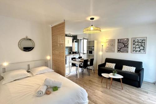 une chambre avec un lit et un salon dans l'établissement 041 - Studio Le château d'ô, Appart 4pers, parking, proche faculté de médecine, à Montpellier