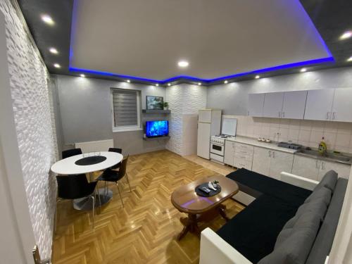 Kuchyň nebo kuchyňský kout v ubytování Crystal Apartman Obrenovac