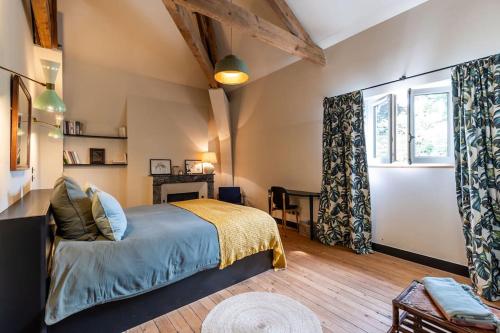 une chambre avec un grand lit et une fenêtre dans l'établissement Chalet Baron, à 15 min de Bordeaux, à Lormont