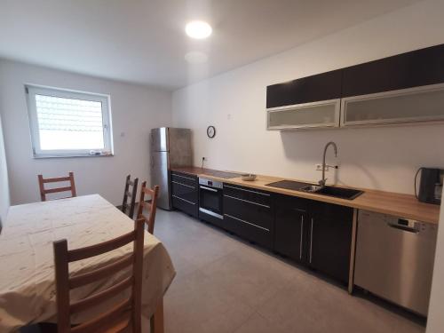 Η κουζίνα ή μικρή κουζίνα στο Komfortneubauwohnung Braunsbach