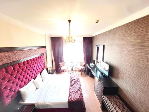 TV a/nebo společenská místnost v ubytování Queens Suite Hotel