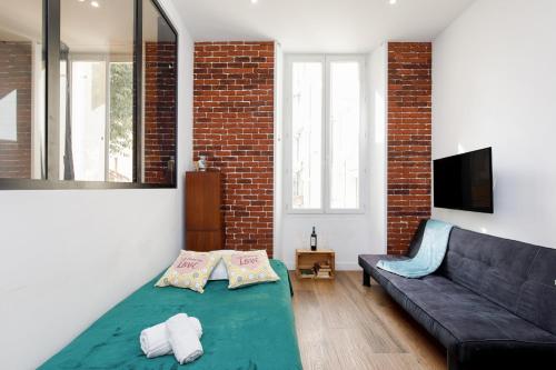 - un salon avec un canapé noir et un canapé dans l'établissement L'Elégant YourHostHelper, à Cannes