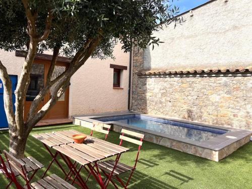 una piscina en un patio con mesa y sillas en Casa Rural Martinach - L'Amfitriona, en Sant Marti de Canals