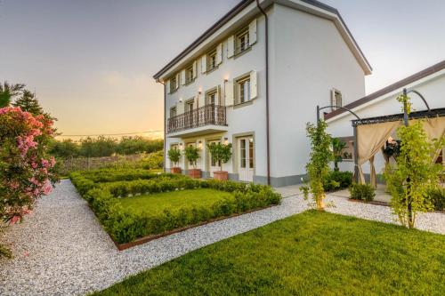 Zahrada ubytování VILLA ASTI: Where Luxury Meets Limitless View