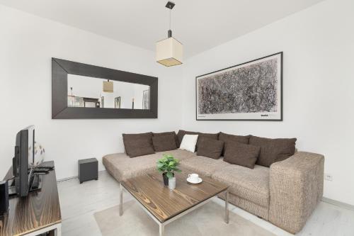 Przestronny Apartament w Krakowie z Biurkiem, Parkingiem i Wanną by Noclegi Renters