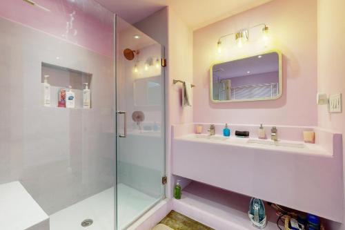 Un baño con ducha, lavabo y espejo. en Wonder Valley Magic, en Twentynine Palms