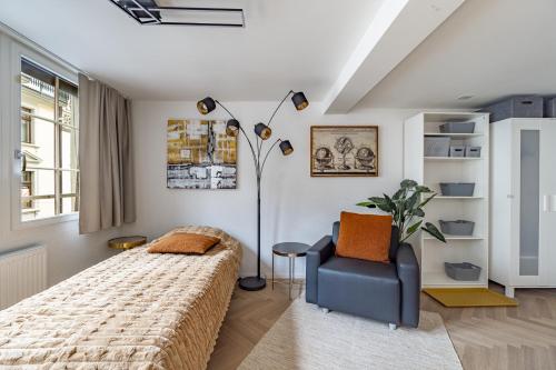 a bedroom with a bed and a chair at Studio Wohnungen Altstadt Multergasse 20 in St. Gallen