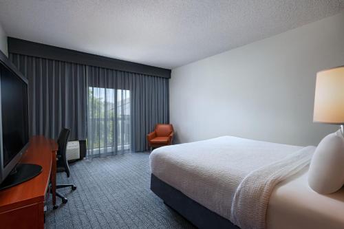 Courtyard by Marriott Dallas Arlington Entertainment District Image