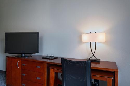 Courtyard by Marriott Dallas Arlington Entertainment District Image