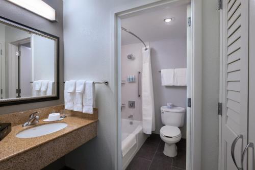 Courtyard by Marriott Dallas Arlington Entertainment District Image