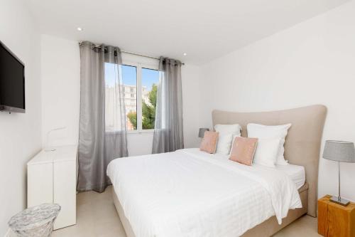 une chambre blanche avec un lit et une fenêtre dans l'établissement Great 3bedrooms 100m from Croisette, à Cannes