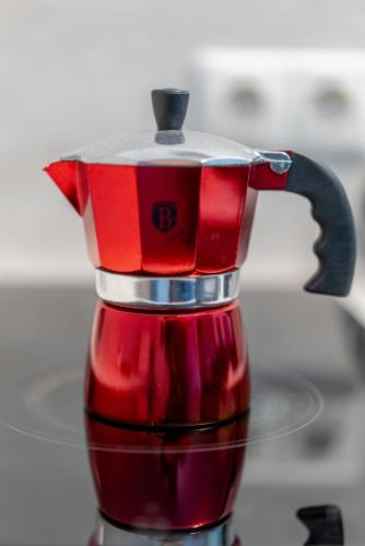 a red blender sitting on top of a counter at Rozmaring Vendégház in Zengővárkony
