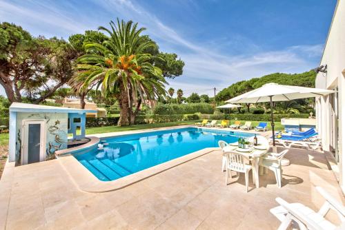 Large private pool viilla, close to amenites, free air conditioning and wifi