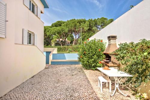 Large private pool viilla, close to amenites, free air conditioning and wifi