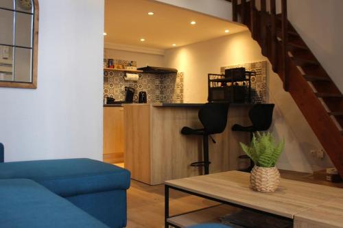 un salon avec un canapé bleu et une table dans l'établissement Joli Duplex avec Terrasse, à Montpellier