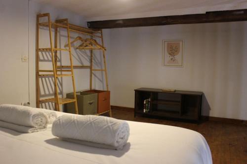 une chambre avec un lit avec deux oreillers dessus dans l'établissement Joli Duplex avec Terrasse, à Montpellier