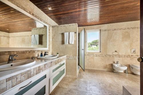Large private pool viilla, close to amenites, free air conditioning and wifi
