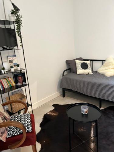un salon avec un canapé et une table dans l'établissement Charmant studio au coeur de Paris, à Paris