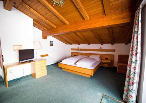Postel nebo postele na pokoji v ubytování Langley Hotel Rendlhof