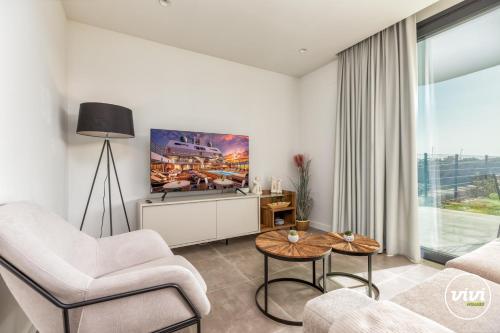 ein Wohnzimmer mit einer Couch, einem Sessel und einem Tisch in der Unterkunft ViVi Homes - Higueron Premium Wellness, Sauna, Pool & Hot tub in Fuengirola