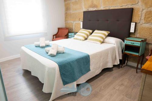 a bedroom with a large bed with towels on it at EDIFICIO 1521 in Logroño