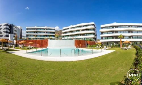 ein Park vor einigen hohen Gebäuden in der Unterkunft ViVi Homes - Higueron Premium Wellness, Sauna, Pool & Hot tub in Fuengirola