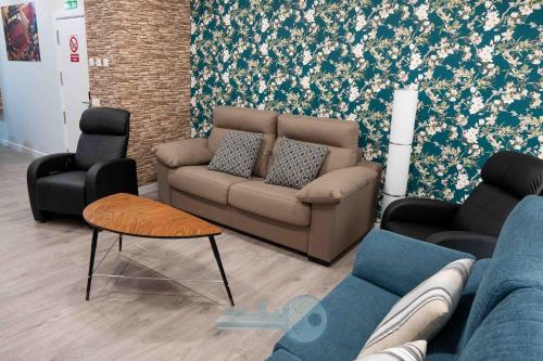 a living room with a couch and two chairs at EDIFICIO 1521 in Logroño