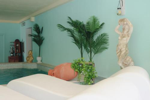 a room with a swimming pool with a plant at Hotel Lord Byron in Ischia