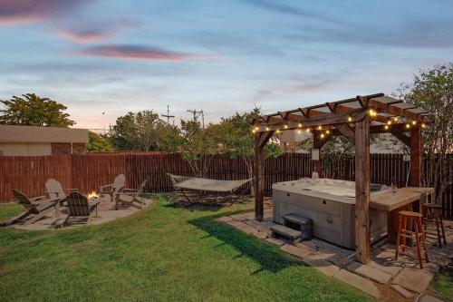 cenador de madera con parrilla en un patio en 4BR 2BA Home - Hot Tub, Grill & Playground, en Plano