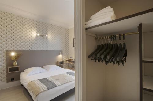 a bedroom with a bed with white sheets and towels at GAB HOUSE - Lyon Bron - Eurexpo City Living Stay in Bron
