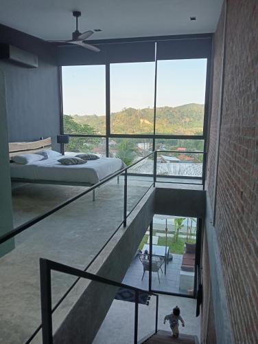 Ένα ή περισσότερα κρεβάτια σε δωμάτιο στο Sky Lofts Phuket