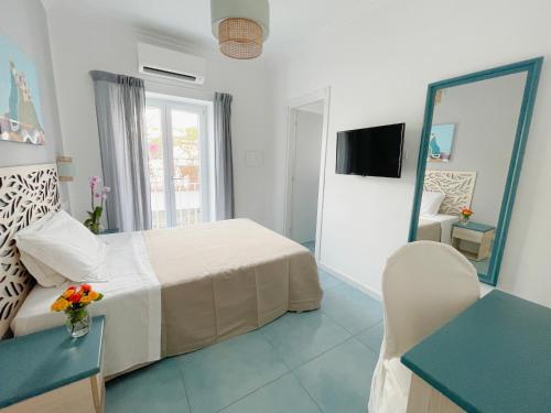 a hotel room with a bed and a mirror at Hotel Lord Byron in Ischia