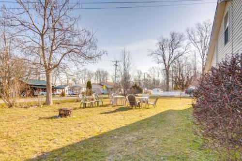 Zahrada ubytování Charming Cottage with Yard Less Than 1 Mi to Lake Erie!