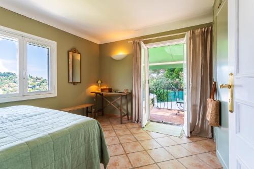 une chambre avec un lit et une porte coulissante en verre dans l'établissement VILLA LA ROSERAIE VI4425 By Riviera Holiday Homes, à Mougins