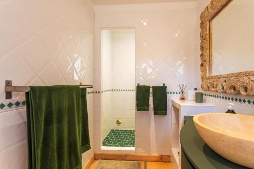 une salle de bain avec un lavabo et une douche dans l'établissement VILLA LA ROSERAIE VI4425 By Riviera Holiday Homes, à Mougins