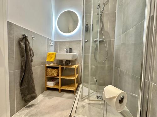 a bathroom with a shower and a sink and a mirror at 250m Rhein - ruhig - Hbf - Boxspringbett - K-111-S in Koblenz