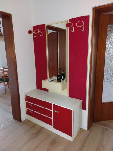 a dressing room with a mirror and a dresser at Gemütliche 4-Zimmer Wohnung mit Garten in Äpfingen