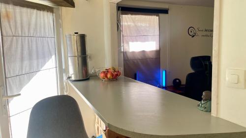 - un comptoir de cuisine avec un bol de fruits dans l'établissement La Cabane Urbaine, à Guichen